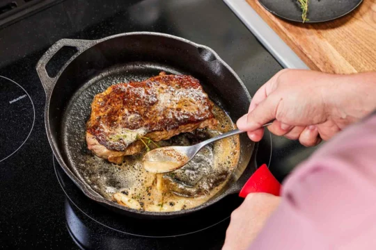 Döküm Tavada Ne Pişirilir? Et, Sebze ve Kahvaltılık Öğün Önerileri